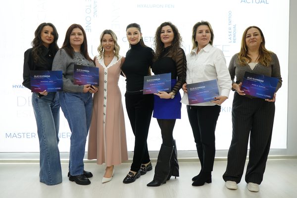 Absolvente ale Colegiului de Estetică ținând în mână diplomele de absolvire