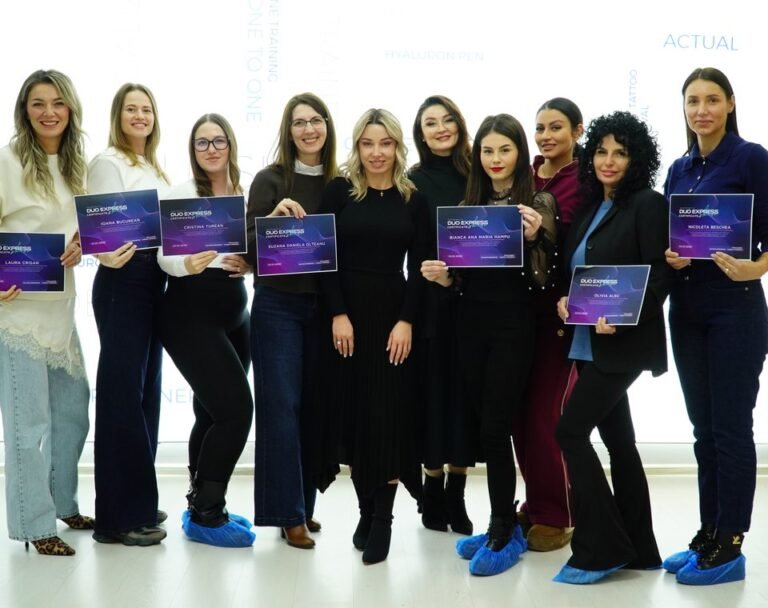 Absolvente ale Colegiului de Estetică cu diplomele de absolvire în mână