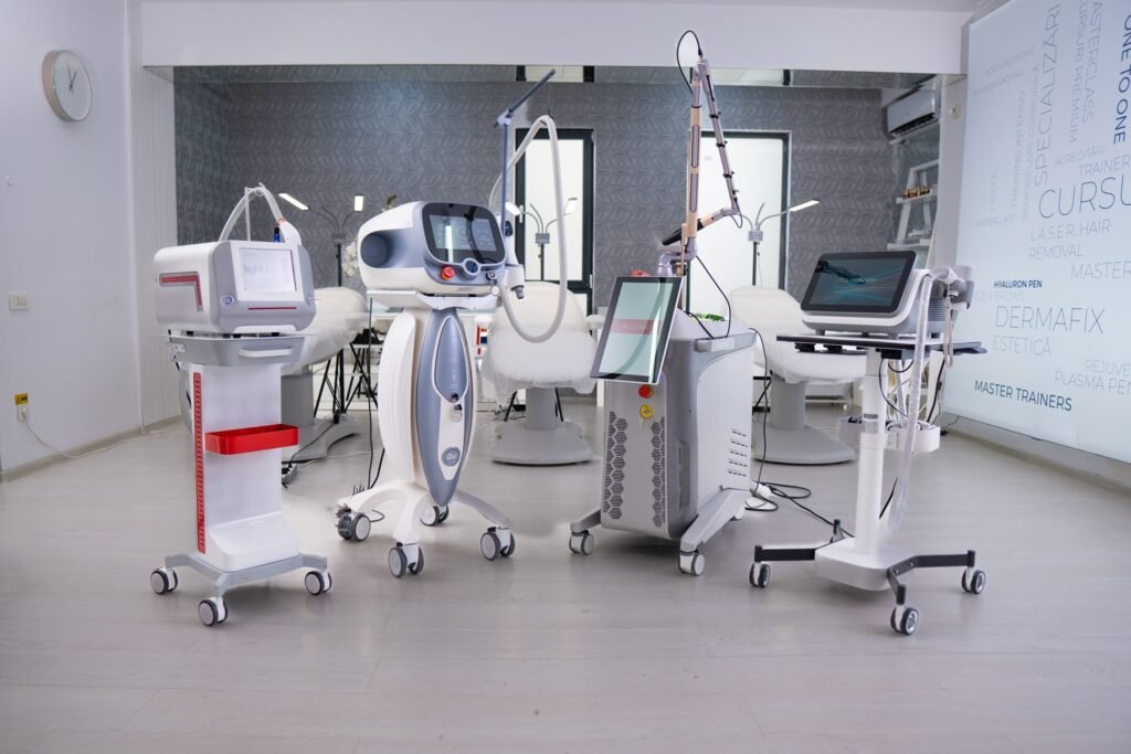 Sală cu aparatura profesională a Colegiului de Estetică, aliniată pentru cursuri