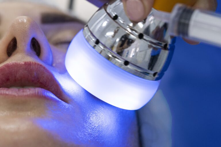 Curs de estetică facială la Colegiul de Estetică